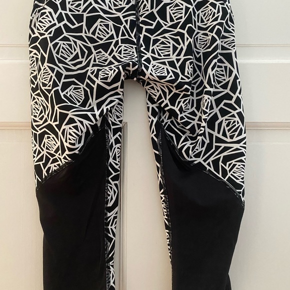 Lululemon Women's Crop Legging Size 2 Black & White - Picture 6 of 9